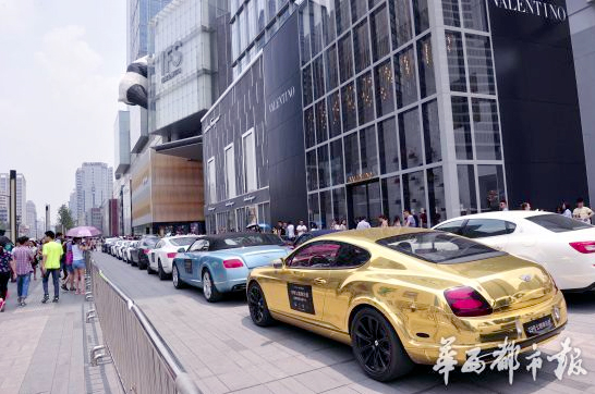 近百辆豪车聚集成都春熙路引发围观7