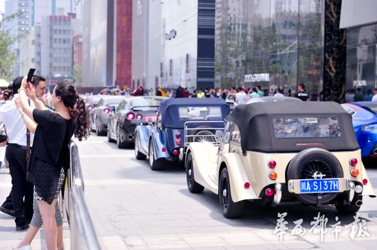 近百辆豪车聚集成都春熙路引发围观6
