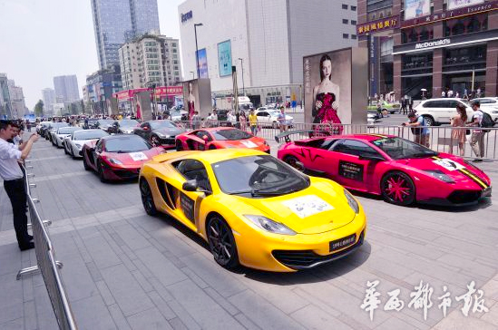 近百辆豪车聚集成都春熙路引发围观3