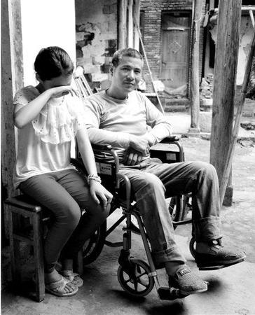 爸爸开玩笑说把她送人，辉辉委屈得抹起了眼泪。