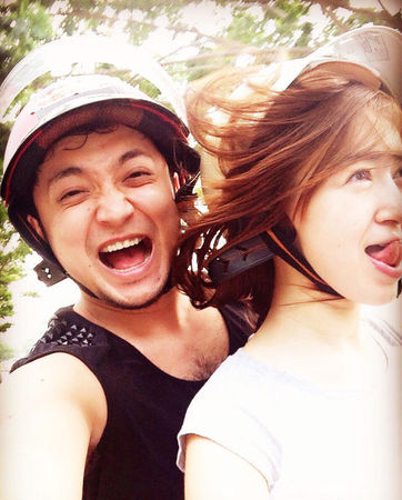 　2013年11月16日，央视《开心辞典》主播尼格买提晒与妻子一起坐摩托车的照片。