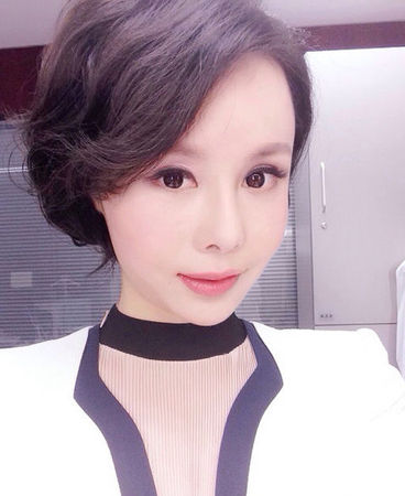 　2014年4娿4日，央视五套《体育新闻》女主播朱晓琳在工作前晒自拍照。