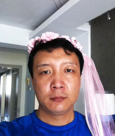 2011年9月4日，央视《道德观察》《今日说法》栏目主持人路一鸣在参加完主持人足球比赛后回到家，获女儿送粉色胜利者桂冠作为礼物，之后在微博上晒出自己戴着粉色桂冠的照片。