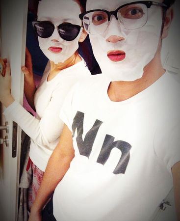 2014年1月11日，央视《开心辞典》主播尼格买提晒出一张与妻子敷面膜的照片。