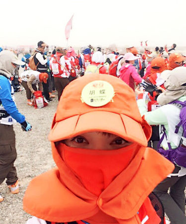 2014年5月23日，央视《朝闻天下》主播胡蝶参加第九届商学院戈壁挑战赛，晒出自己蒙着面出席徒步活动的照片。