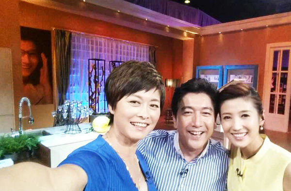 近日，央视名嘴水均益在微博上贴出一张和敬一丹、春妮的合影自拍照，大呼要跟着敬一丹学习国际潮流玩自拍。不要看央视主播们在电视机前一板一眼，其实，私下的他们也乐赶时尚潮流，爱玩自拍。图为2014年6月5日在录制春妮节目时，敬一丹、水均益、春妮在录影棚内玩自拍。