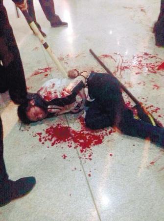 被民警制服的行凶男子 被民警制服的行凶男子