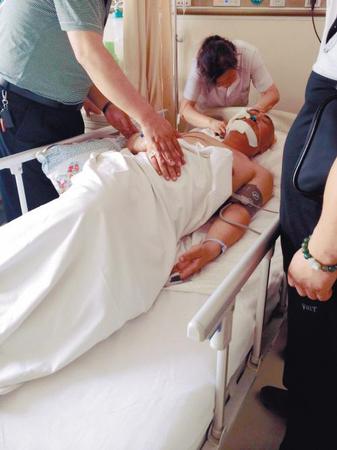 被砍伤的民警正在治疗中 被砍伤的民警正在治疗中