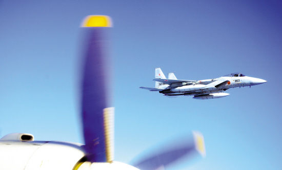 日本F-15战斗机抵近跟踪监视中国军机 日本F-15战斗机抵近跟踪监视中国军机