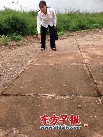 李昌秀到发现丈夫遗体的鱼塘坝子指认现场。早报记者 王万春图