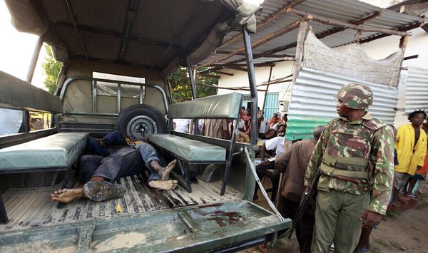 此外，恐怖分子还烧毁了镇上的几家银行、一个警察局和其他设施，并劫持了人质?？夏嵫蔷皆谑路⒑笥胂髡哒箍ふ?，并动用了侦察机，战斗持续了近四个小时才结束。截至目前，肯尼亚内政部宣布已有48人死亡，警方称死亡人数有可能还会上升。