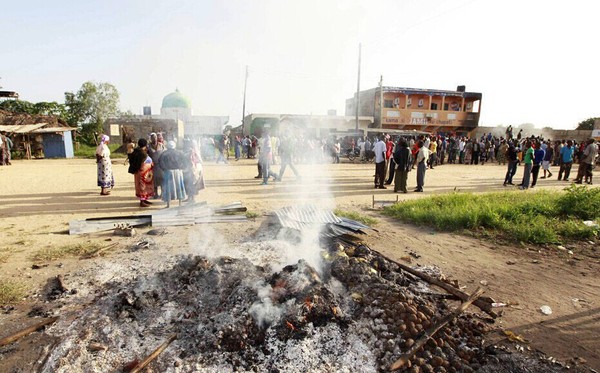 　死者家属来探望。