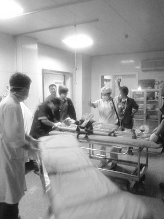 坠楼女子被送医急救。