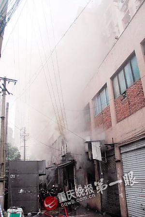 消防战士正在灭火 消防战士正在灭火