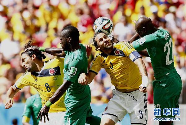 6月19日，哥伦比亚队球员马?耶佩斯（右二）与对方球员争顶。当日，在巴西首都巴西利亚马内?加林查国家体育场进行的2014年巴西世界杯小组赛C组比赛中，哥伦比亚队对阵科特迪瓦队。 新华社记者刘彬摄