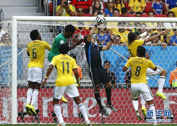 6月19日，哥伦比亚队守门员大?奥斯皮纳（右三）门前救险。当日，在巴西首都巴西利亚马内?加林查国家体育场进行的2014年巴西世界杯小组赛C组比赛中，哥伦比亚队对阵科特迪瓦队。 新华社记者刘彬摄