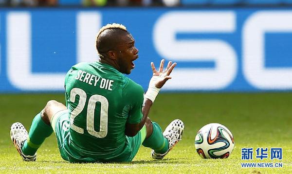 6月19日，科特迪瓦队球员乔?戴耶示意裁判被犯规。当日，在巴西首都巴西利亚马内?加林查国家体育场进行的2014年巴西世界杯小组赛C组比赛中，哥伦比亚队对阵科特迪瓦队。 新华社记者刘彬摄