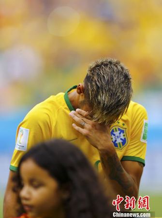 内马尔落泪瞬间