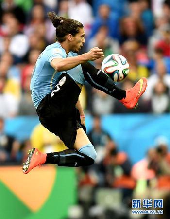 6月19日，乌拉圭队球员马?卡塞雷斯在比赛中停球。