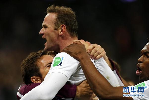 6月19日，英格兰队球员韦·鲁尼庆祝进球。