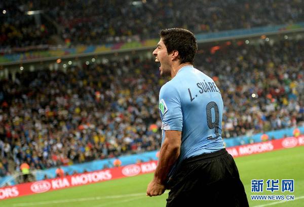 6月19日，乌拉圭队球员路?苏亚雷斯赛后庆祝球队获胜。