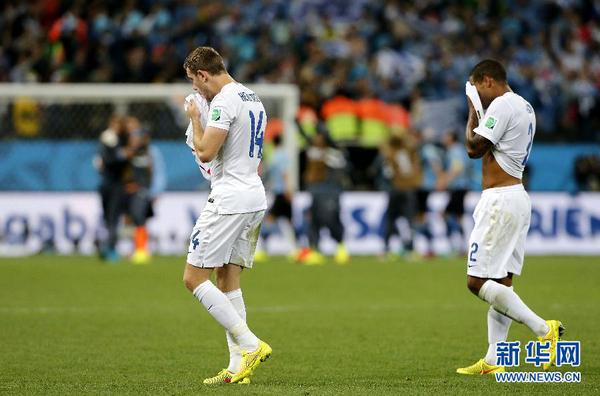 6月19日，英格兰队球员乔·亨德森（左）与格·约翰逊在比赛后离场。