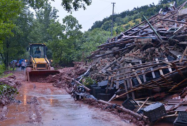 暴雨袭击湖南凤凰等地-4人失踪37万余人受灾3