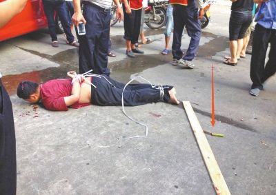 民警和群众合力将15岁的谢某制 民警和群众合力将15岁的谢某制