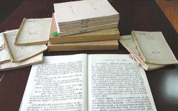 严廷德教授的手写教案很受学生欢迎。许雅玲摄