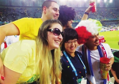 与外国球迷合影 与外国球迷合影