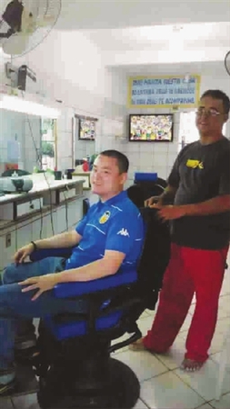 在巴西贫民窟理个发 在巴西贫民窟理个发