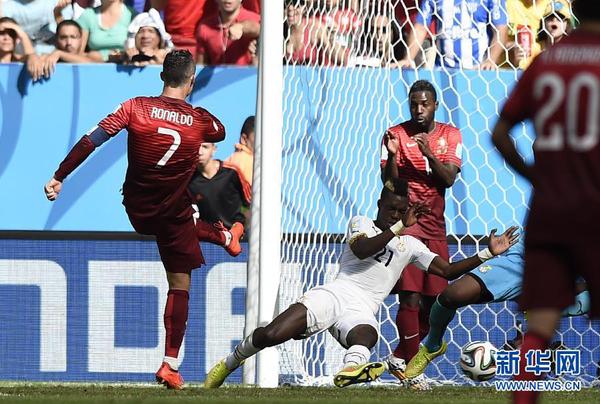　6月26日，葡萄牙队球员克·罗纳尔多（左）射门得分瞬间。当日，在巴西巴西利亚马内·加林查国家体育场进行的2014年巴西世界杯小组赛G组比赛中，葡萄牙队对阵加纳队。 新华社记者戚恒摄