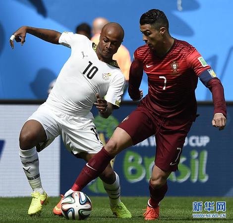 6月26日，葡萄牙队球员克·罗纳尔多（右）与加纳队球员安?阿尤拼抢。当日，在巴西巴西利亚马内·加林查国家体育场进行的2014年巴西世界杯小组赛G组比赛中，葡萄牙队对阵加纳队。 新华社记者戚恒摄