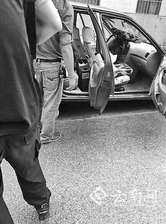 车内的汽油桶 车内的汽油桶