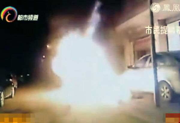 红衣女子着火。