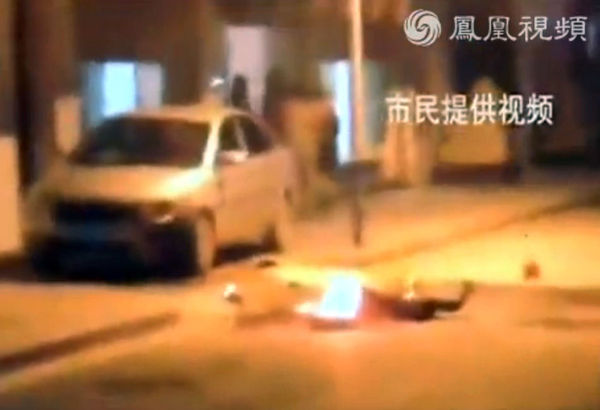 红衣女子被当场烧死。