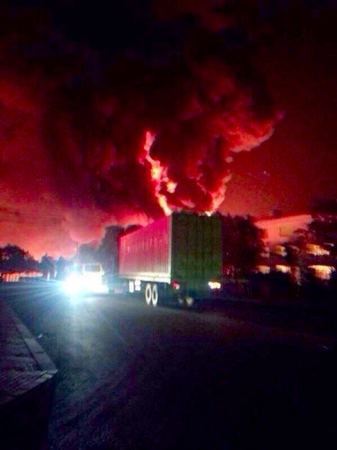 大连中石油输油管爆裂起火-原油流淌成河3 大连中石油输油管爆裂起火-原油流淌成河3
