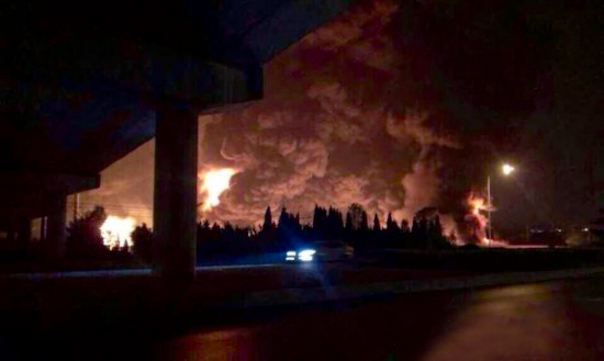 大连中石油输油管爆裂起火-原油流淌成河4 大连中石油输油管爆裂起火-原油流淌成河4