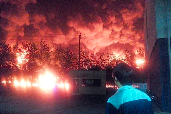 大连中石油输油管爆裂起火-原油流淌成河5 大连中石油输油管爆裂起火-原油流淌成河5