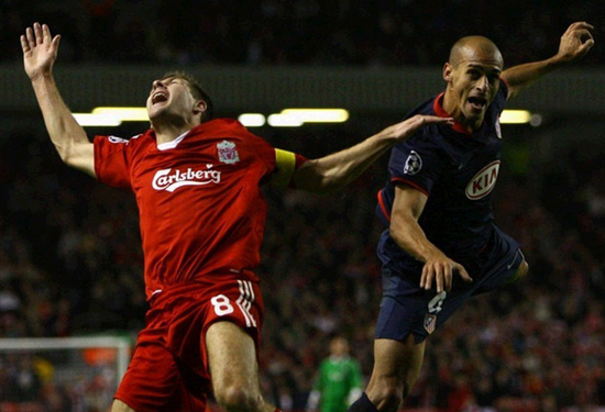 杰拉德也是“假摔中人” 杰拉德也是“假摔中人”