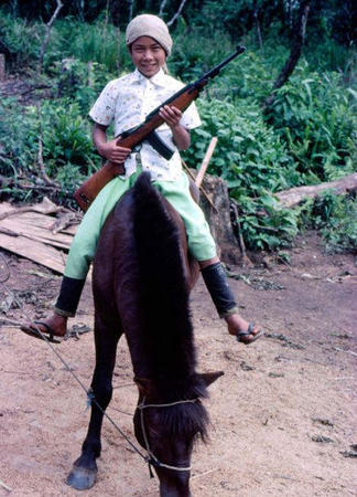 泰国隐世村落照片曝光 儿童抽烟玩步枪 5