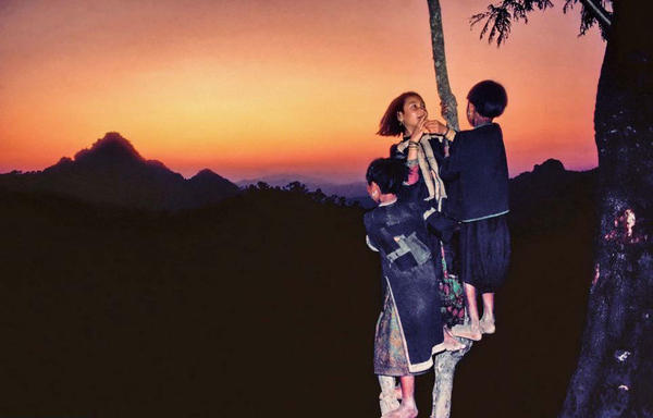 泰国隐世村落照片曝光 儿童抽烟玩步枪 9