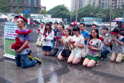 白血病大学生跪向四川富豪借100万-当事企业：不予置评3