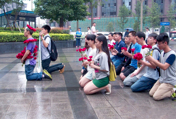 白血病大学生跪向四川富豪借100万-当事企业：不予置评2