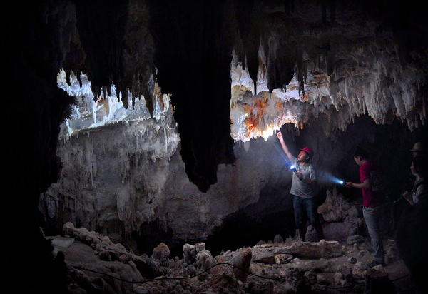 云南一绝美钟乳石洞遭盗挖破坏5