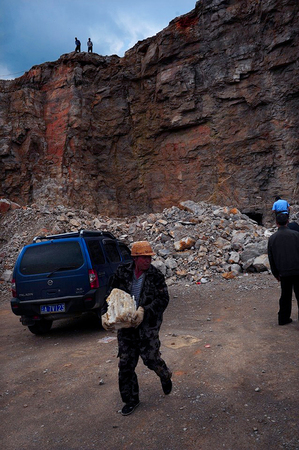 云南一绝美钟乳石洞遭盗挖破坏2