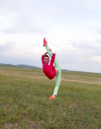 美女“360度旋转一字马”爆红-6