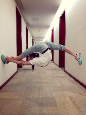 美女“360度旋转一字马”爆红-5 美女“360度旋转一字马”爆红-5