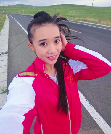 美女“360度旋转一字马”爆红-3