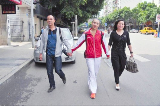 美女“360度旋转一字马”爆红-2